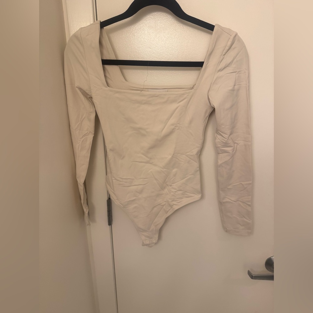 Aritzia contour square neck long sleeve bodysuit - S